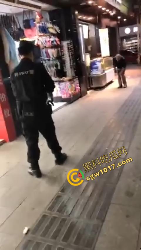 广州大街惊魂时刻:男子持刀疯狂输出,警察无奈拔枪射击,鲜血四溅,万人围观,刀客终于倒下!-2