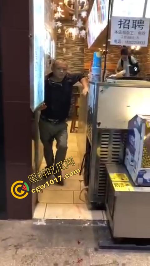 广州大街惊魂时刻:男子持刀疯狂输出,警察无奈拔枪射击,鲜血四溅,万人围观,刀客终于倒下!-6