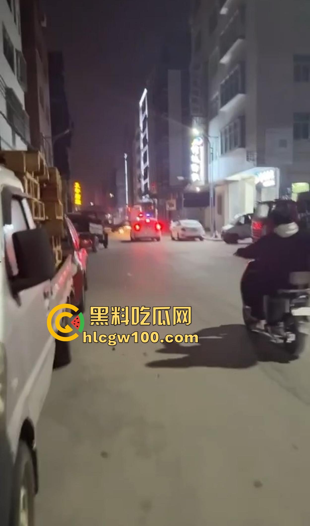 大长沙深夜出奇葩秀,裸女硬核街头行走问候警察,骚比尿裤子花式炫湿,这样的戏码年年有?-1