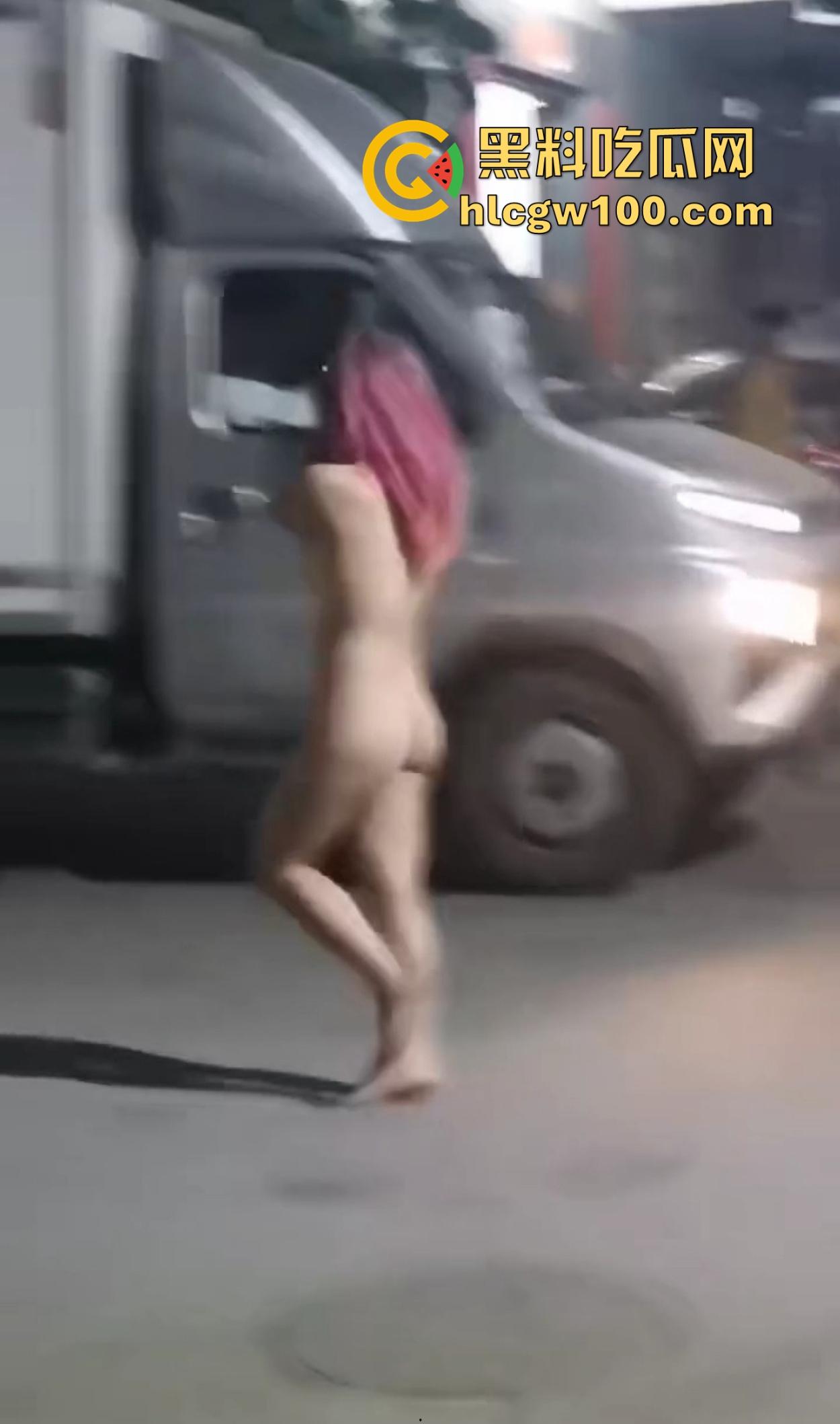 大长沙深夜出奇葩秀,裸女硬核街头行走问候警察,骚比尿裤子花式炫湿,这样的戏码年年有?-3