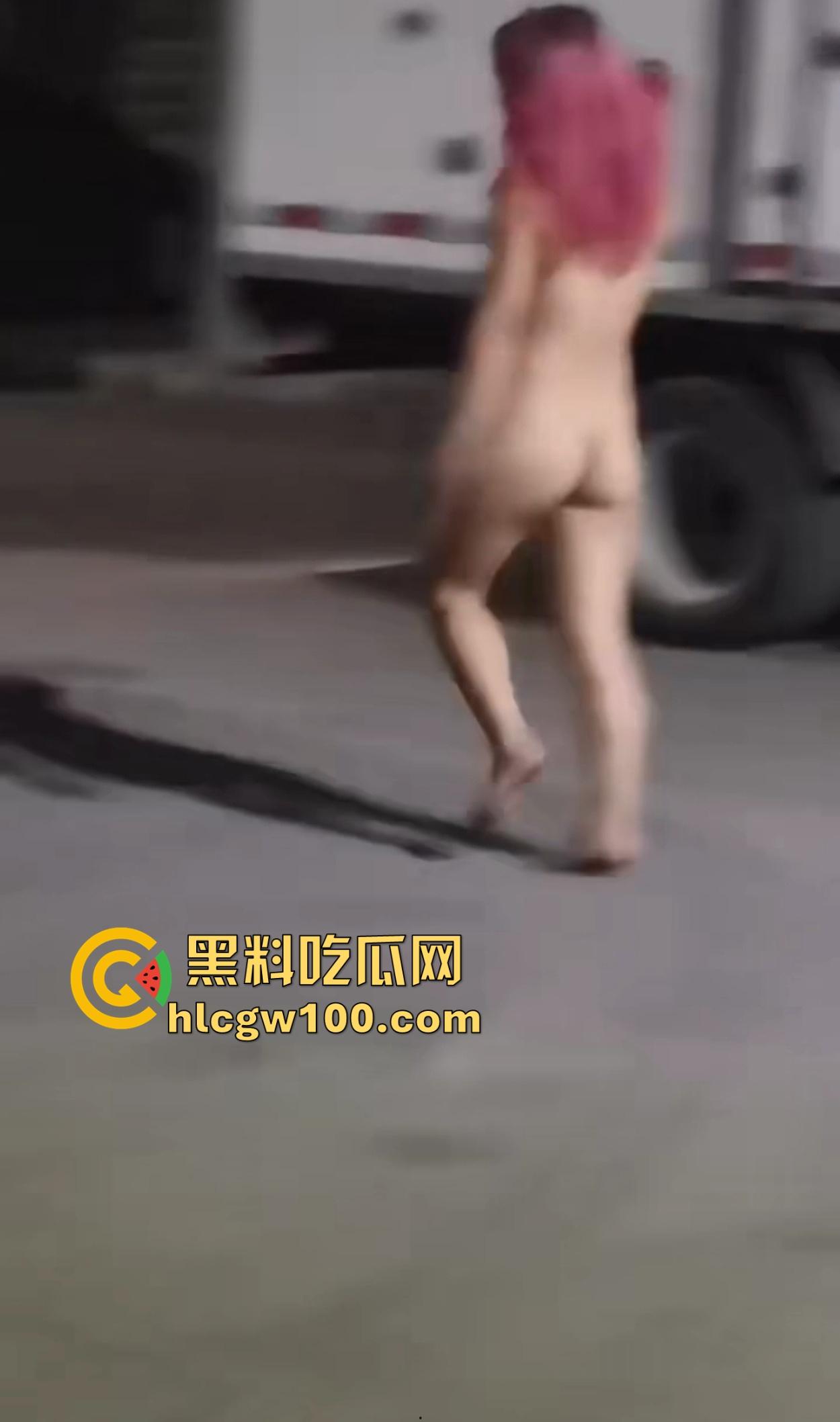 大长沙深夜出奇葩秀,裸女硬核街头行走问候警察,骚比尿裤子花式炫湿,这样的戏码年年有?-4