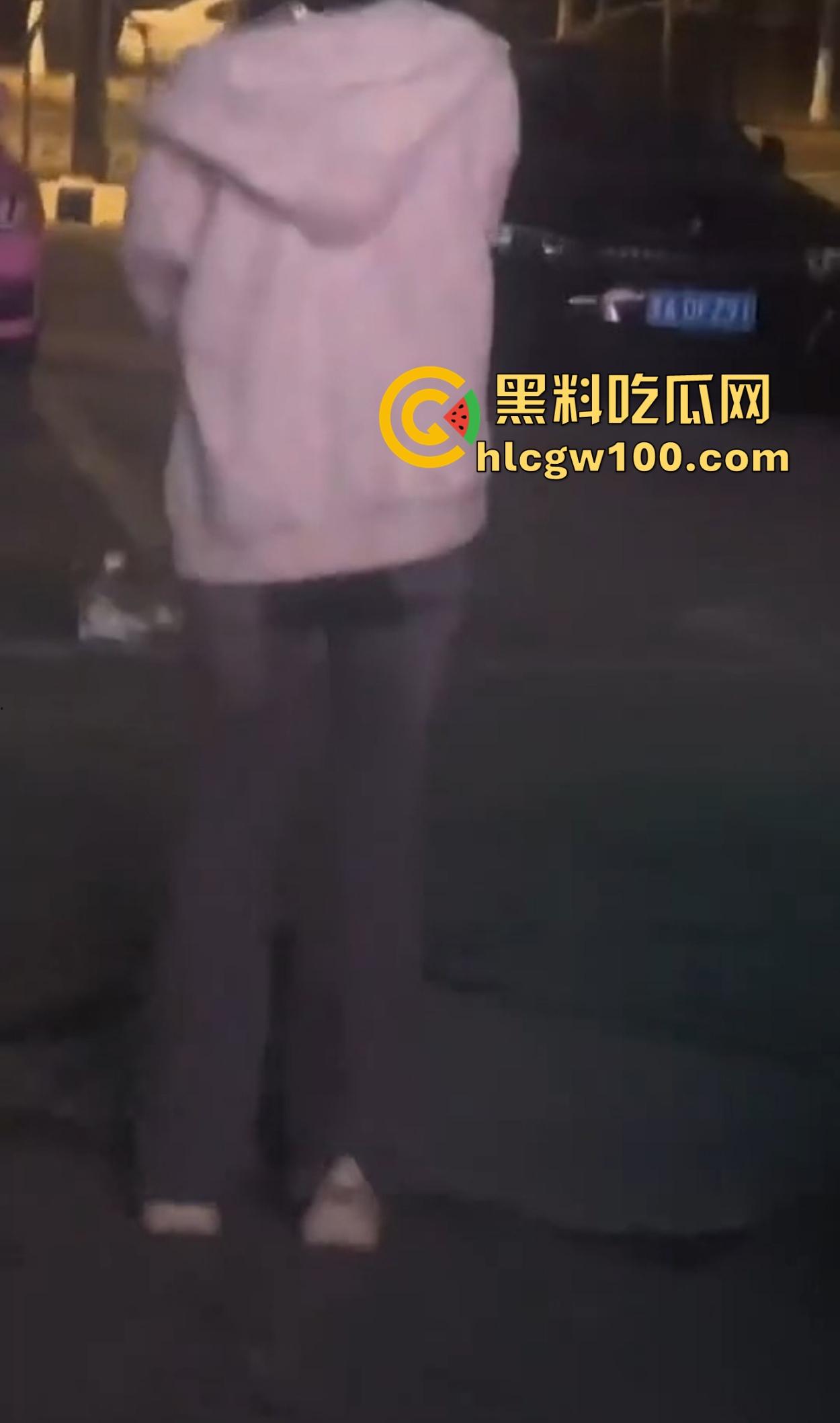 大长沙深夜出奇葩秀,裸女硬核街头行走问候警察,骚比尿裤子花式炫湿,这样的戏码年年有?-11