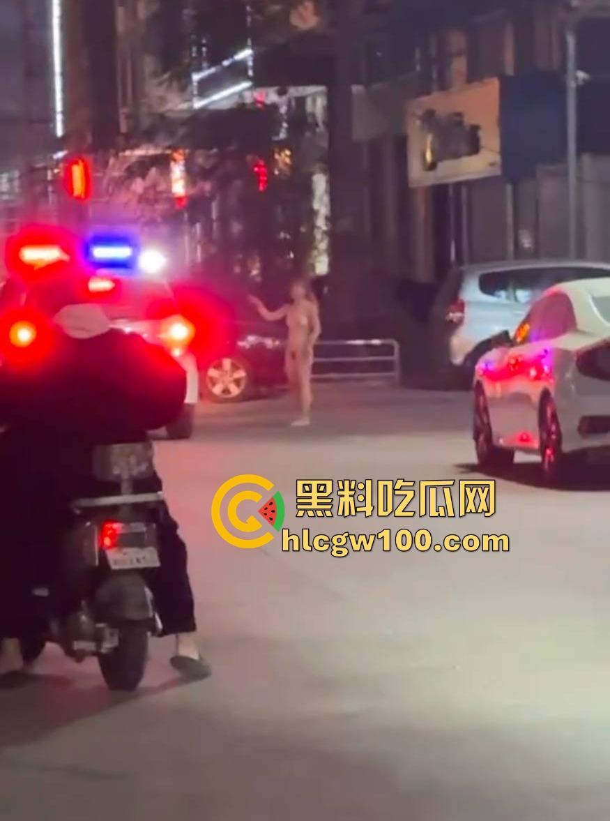 大长沙深夜出奇葩秀,裸女硬核街头行走问候警察,骚比尿裤子花式炫湿,这样的戏码年年有?-12