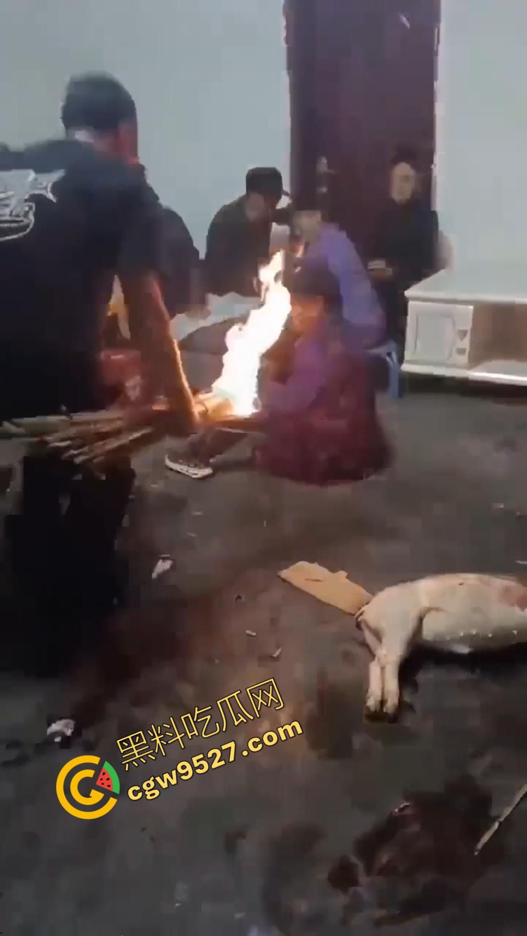 乡村驱邪术!大妈现场驱邪惊魂,法师施法令众人瞠目,大妈惨遭玩坏,众人瞠目结舌-11