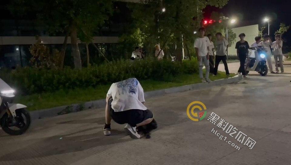 广场惊现暴力事件：男子竟在众目睽睽之下将女子按地暴揍！-4