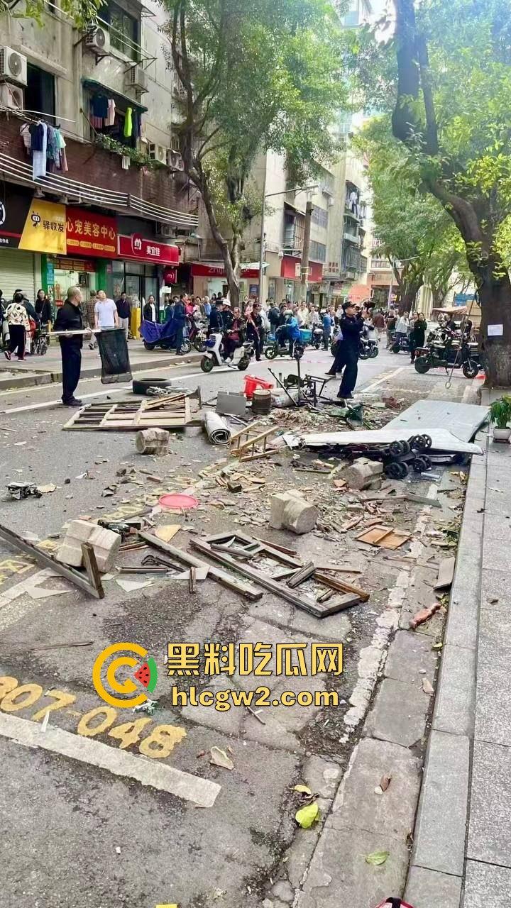 广州海珠区持刀男子与警察对峙，结果寡不敌众被撂倒，这街头硬汉就这？-5