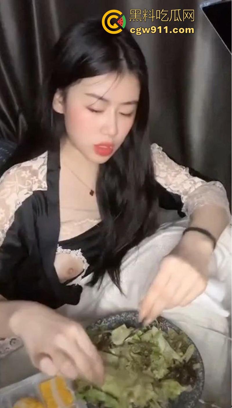 抖音高颜值擦边网红【笑笑baby】露点直播回放,情趣内衣露出性感奶头,挤压奶子香艳刺激,感觉像故意的!-8