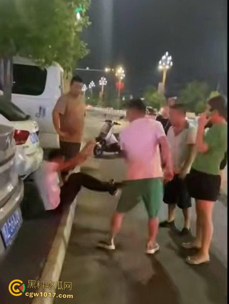 大快人心!眉山市变态每天给小妹妹转二十块钱,时机成熟约小妹妹到线下,被女孩爸爸发现后围堵爆揍!-3