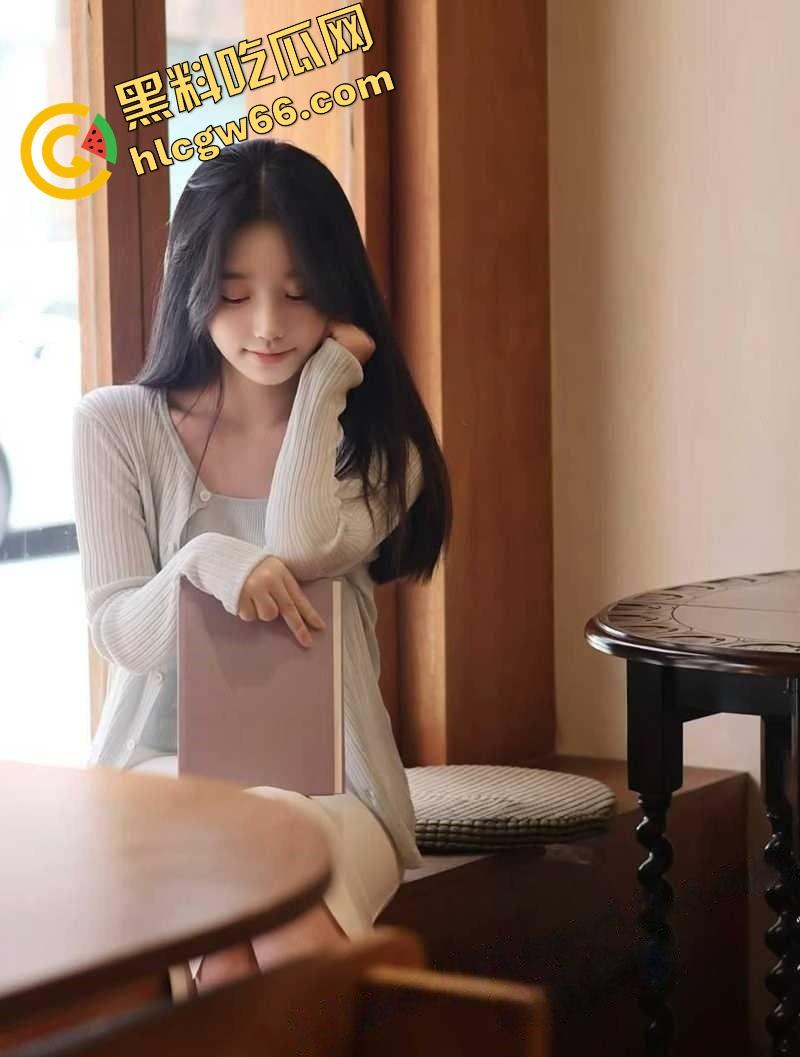 传媒院校白月光女神【灵灵】宿舍掰穴自慰视频流出,逼水拉丝半米长,背地里浪得逼都快自燃了!-3