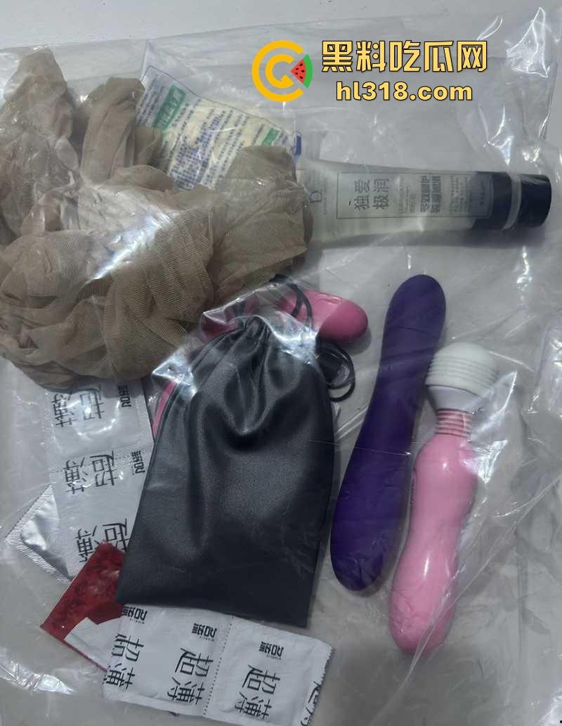 湘潭大学大三学妹【袁小敏】不雅视频被男友曝出，清纯少女被调教成风骚母狗，自慰勾搭极其反差！-1