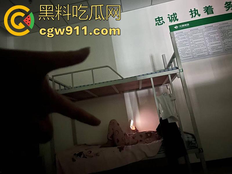 沈阳建筑大学研究生【左一飞】,恋母变态男,跟宿管阿姨谈恋爱,和50多岁大姨乱搞,都可以当你妈妈了!-9