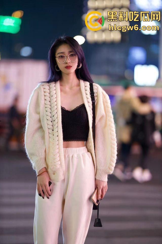 抖音同城局4男4女彻夜狂欢,酒吧局拼酒拼到吐,凌晨开房小哥10分钟缴械,妹子太猛!-5