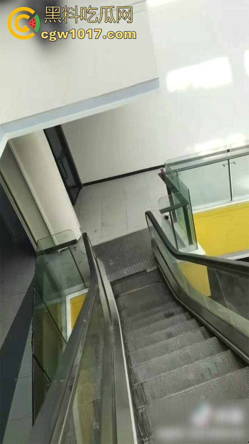 商场玩真人CS，竟真玩出人命了，广东阳江某商场，举办真人cs，竟用帆布当掩体，导致18岁男子掉下去摔死！-5