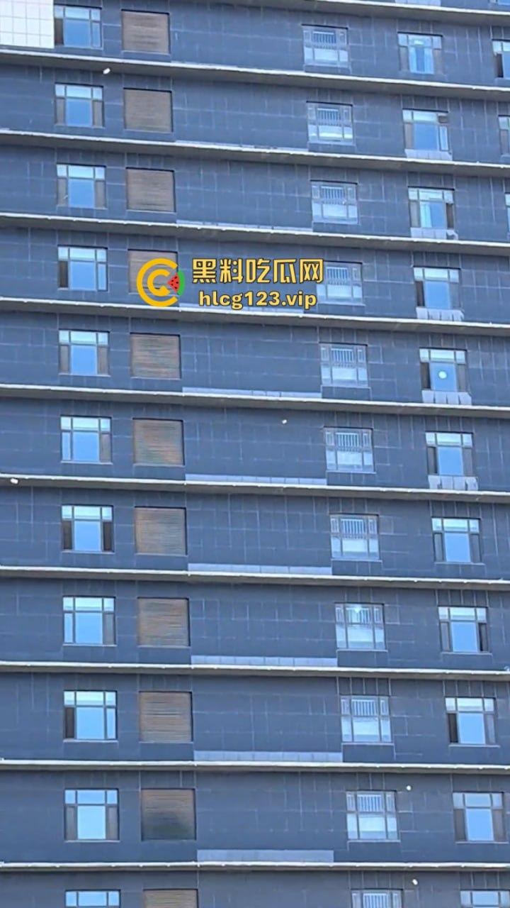 天降人民币！河北黄骅小孩哥在父母双亡后精神出现问题 竟然高空扔钱！-6