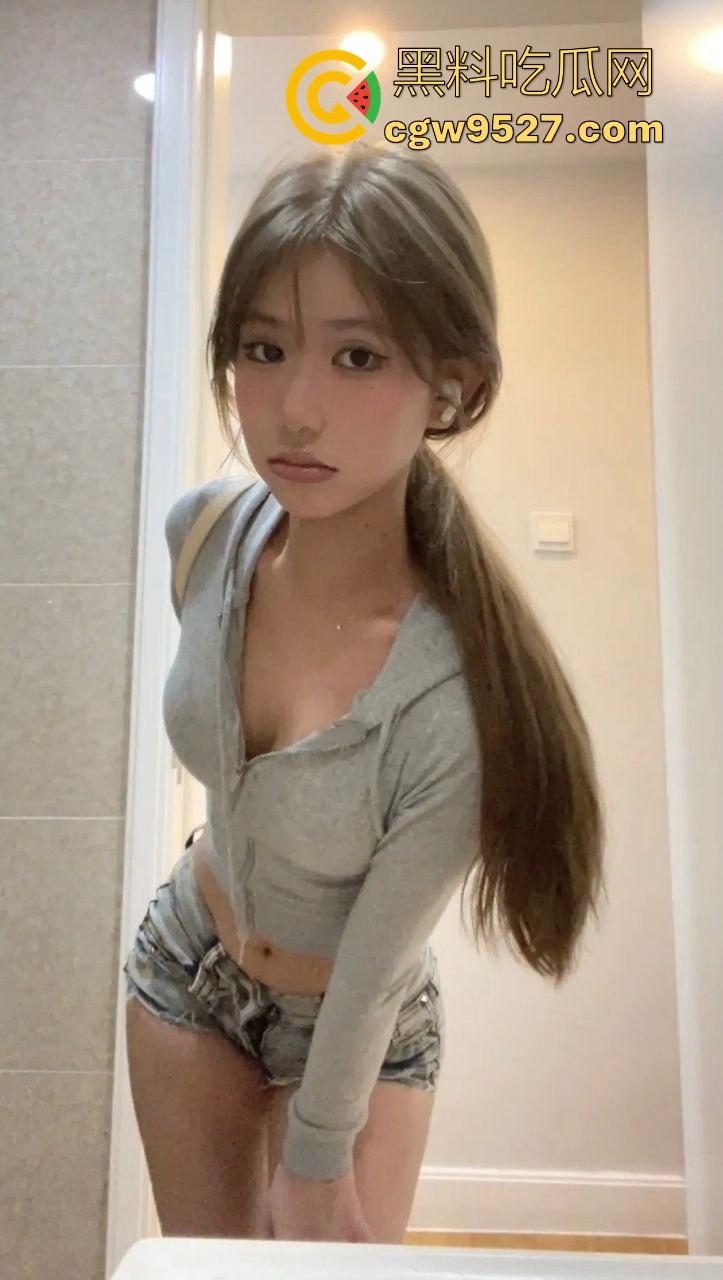 瓜友投稿！自己的胯下coser女母狗，身穿原神cos服露脸口交，翘臀高抬接受激烈后入，分享出来就纯炫耀！-1