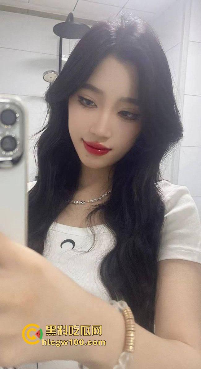 太原职业技术学院【李婉钰】自慰私密视频曝光,穿丝袜抠逼摸奶被异地男友共享兄弟,极品好胸毁在渣男手里!-1