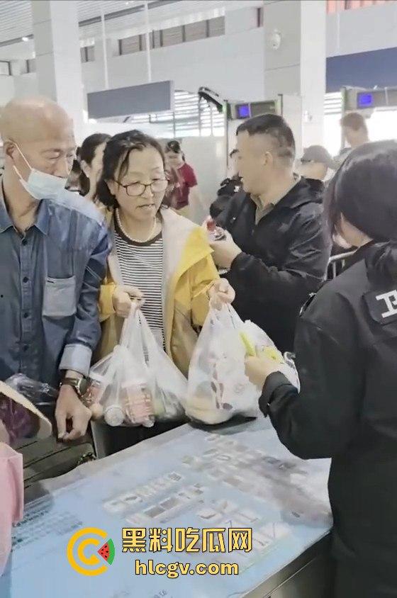 人在囧途现实版『王宝强』喝酒上演！大哥带两大姐坐飞机，白酒不让带，三人安检口对瓶吹干！-8