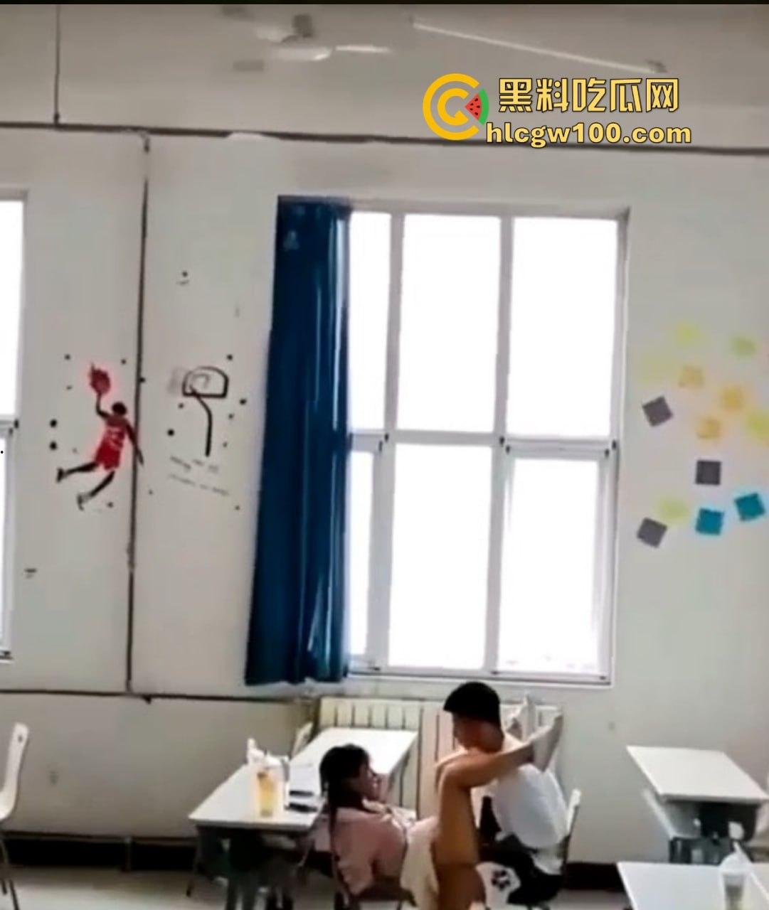 教室里的DO爱曝光震撼来袭！课桌变大床黑板变背景姿势花样百出，年轻人玩的就是课桌上的快感，谁还要大床房？-2
