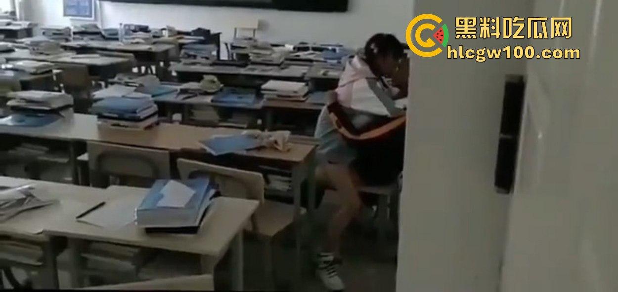 教室里的DO爱曝光震撼来袭！课桌变大床黑板变背景姿势花样百出，年轻人玩的就是课桌上的快感，谁还要大床房？-3