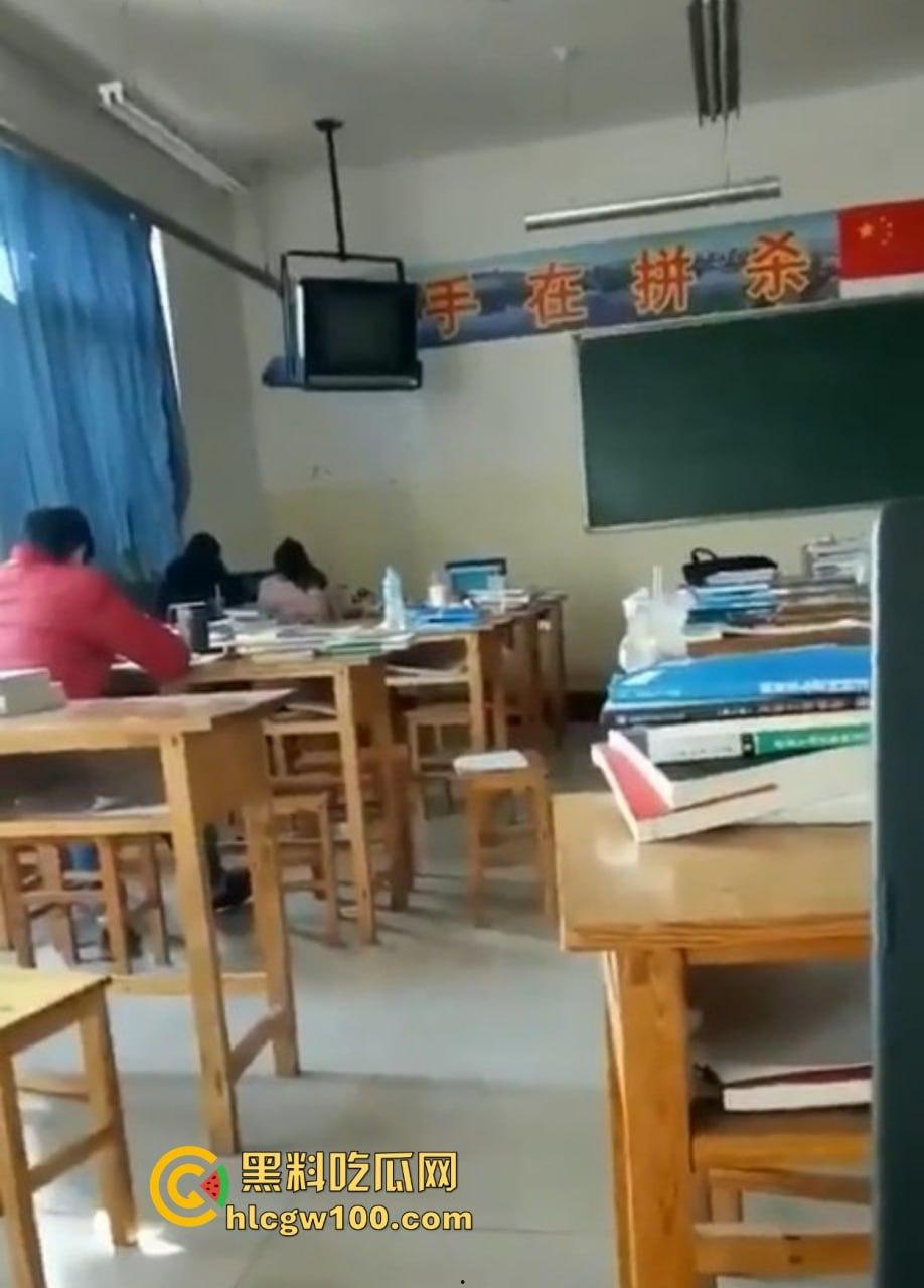 教室里的DO爱曝光震撼来袭！课桌变大床黑板变背景姿势花样百出，年轻人玩的就是课桌上的快感，谁还要大床房？-9