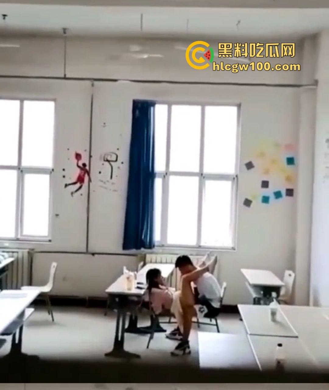 教室里的DO爱曝光震撼来袭！课桌变大床黑板变背景姿势花样百出，年轻人玩的就是课桌上的快感，谁还要大床房？-15