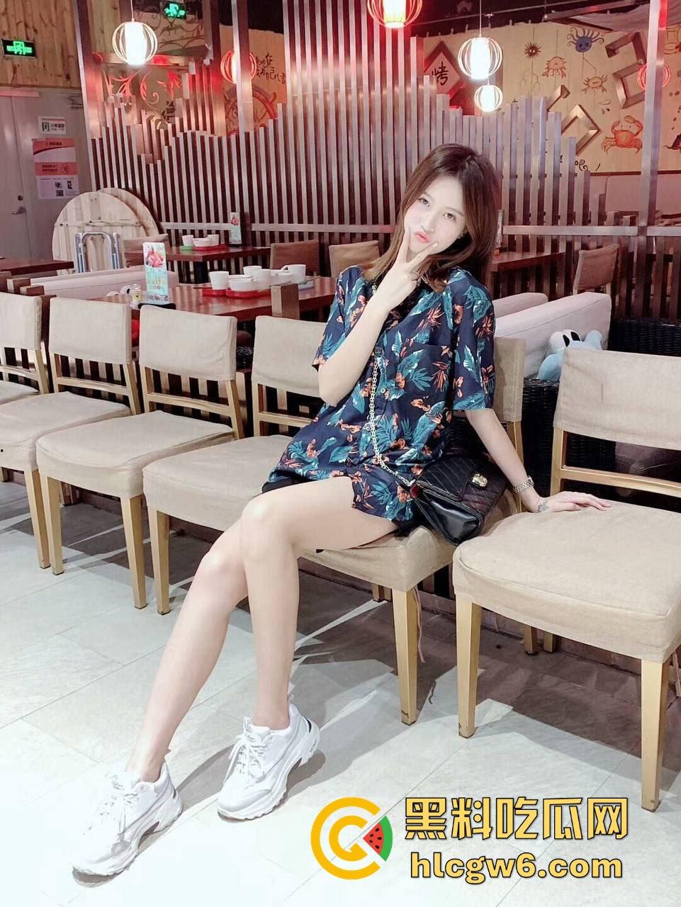 瓜友约炮楼下旋转小火锅骚收银妹被操成母狗，眼镜一摘就变骚浪货，骑在大鸡巴上浪叫不止，骚到断腿！-5