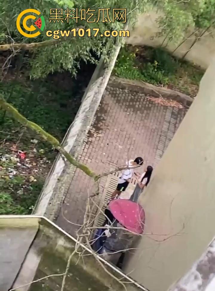 湖南师范大学宿舍角落小情侣偷情，我扣你的逼 你撸我的鸡，激情四射啊！熟悉的角落，熟悉的人，熟悉的动作！-4