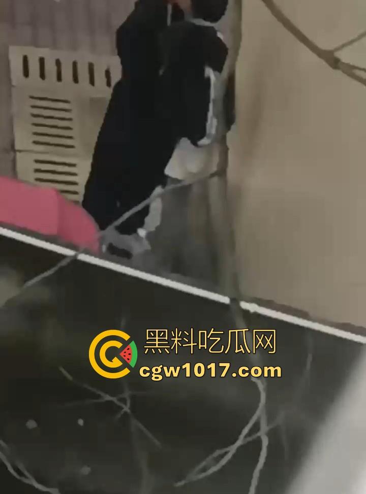 湖南师范大学宿舍角落小情侣偷情，我扣你的逼 你撸我的鸡，激情四射啊！熟悉的角落，熟悉的人，熟悉的动作！-9