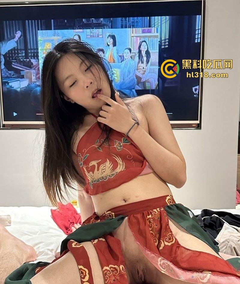 湖南大学反差学妹【昌志颖】性爱视频被男友泄密,露脸口交吞吐肉棒,翘臀迎合后入淫荡不已!-4