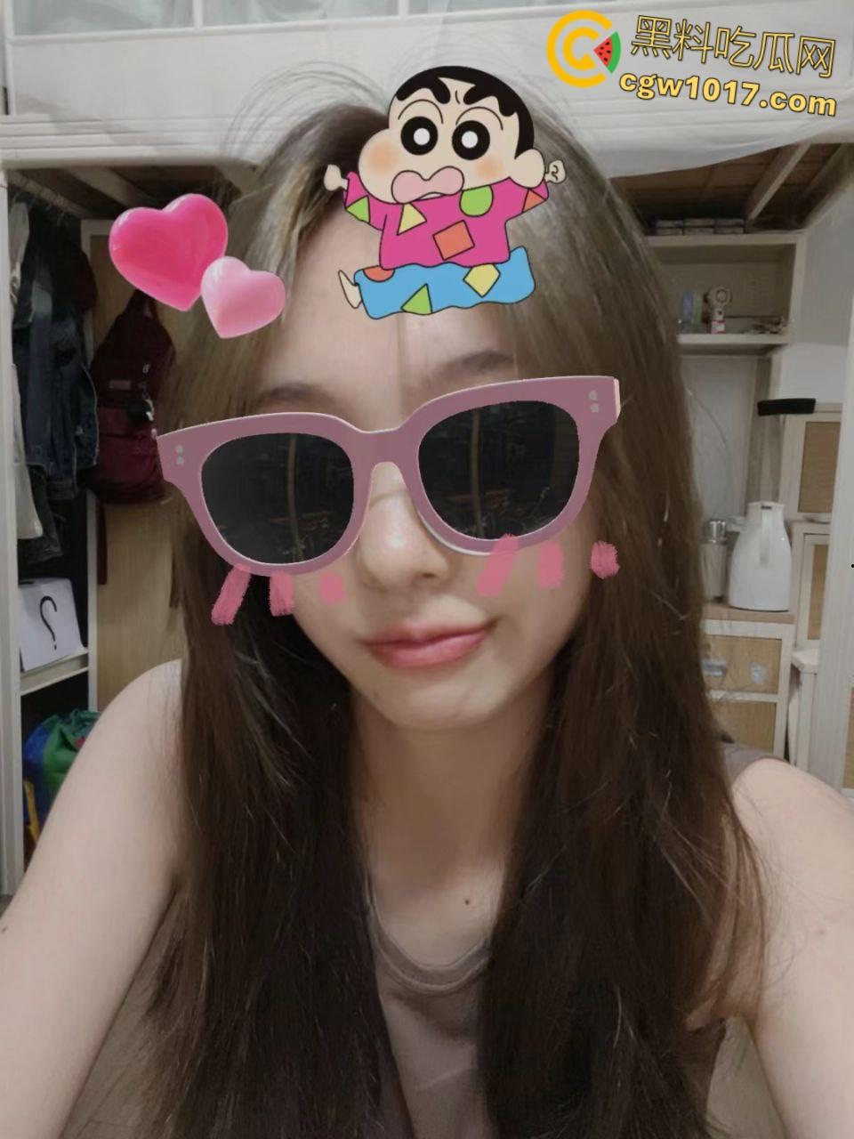 真实情侣露脸自拍，极品小女友情趣装与男友对镜后入，上位骑乘疯狂摆臀，被扛腿爆操表情超淫！-1