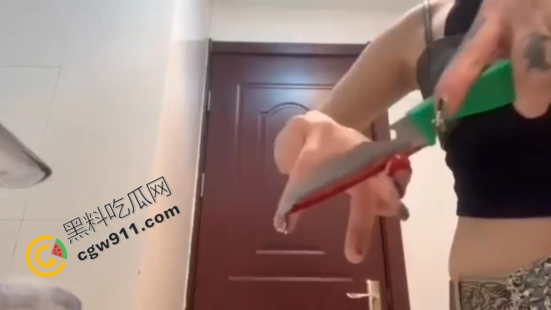 血腥现场:女子冷静切断手指,鲜血横流,血肉模糊,恐怖画面令观众毛骨悚然!-3