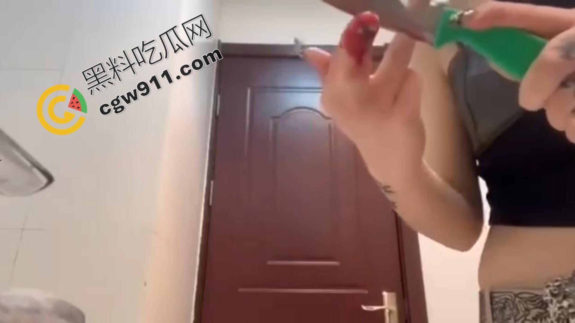 血腥现场:女子冷静切断手指,鲜血横流,血肉模糊,恐怖画面令观众毛骨悚然!-4