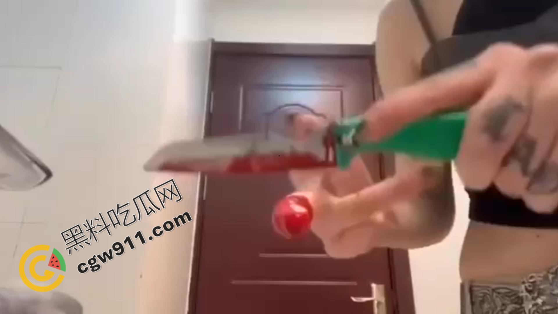 血腥现场:女子冷静切断手指,鲜血横流,血肉模糊,恐怖画面令观众毛骨悚然!-5