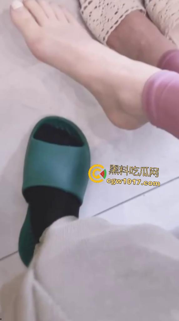 嫂子穿瑜伽裤勾引小叔子,争论性爱姿势后直接开干,家中狂野实验后入式,骚逼猛夹鸡巴,逼得射满肚子!-2