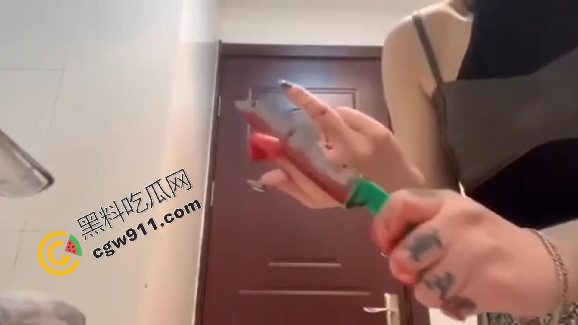 血腥现场:女子冷静切断手指,鲜血横流,血肉模糊,恐怖画面令观众毛骨悚然!-9